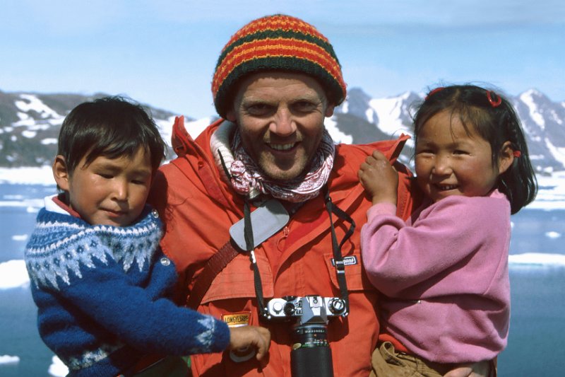 dag 02 011.jpg - Dag og to av ungene som syntes det var spennende med turister med stooort kamera